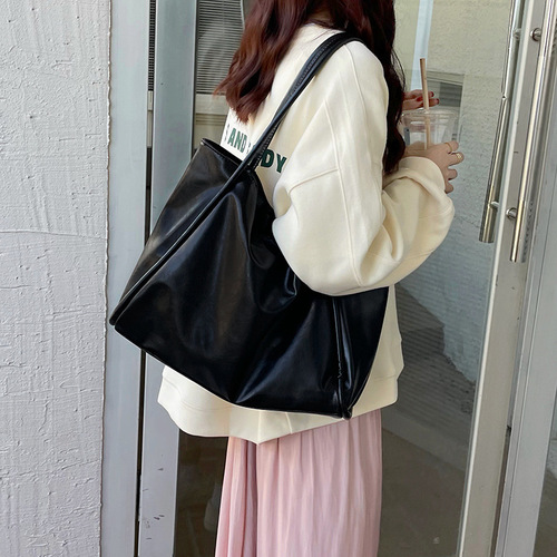 Autumn and winter bags for women 2024 new style hand-held texture large-capacity tote bag niche design single shoulder armpit bag commuting