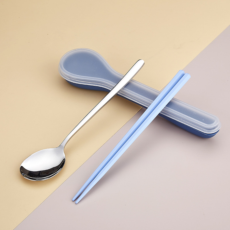 파란색 숟가락과 젓가락 세트