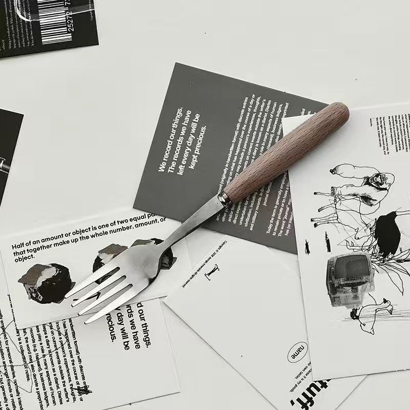 포크 + 흑백 카드