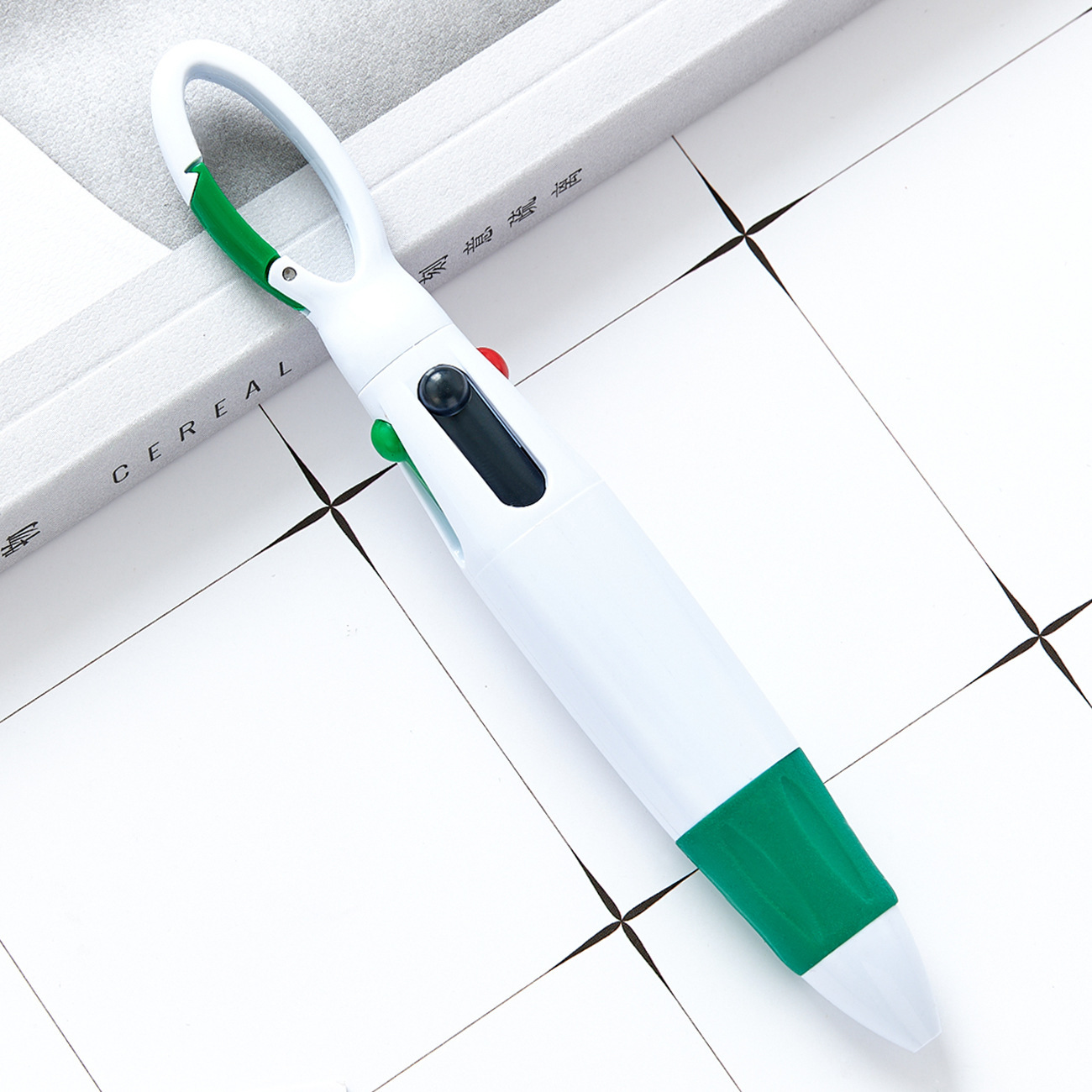 Botón de montaña de cuatro colores pulsar bolígrafo de plástico portátil bolígrafo de bolsillo se puede imprimir logotipo publicitario bolígrafo de regalo