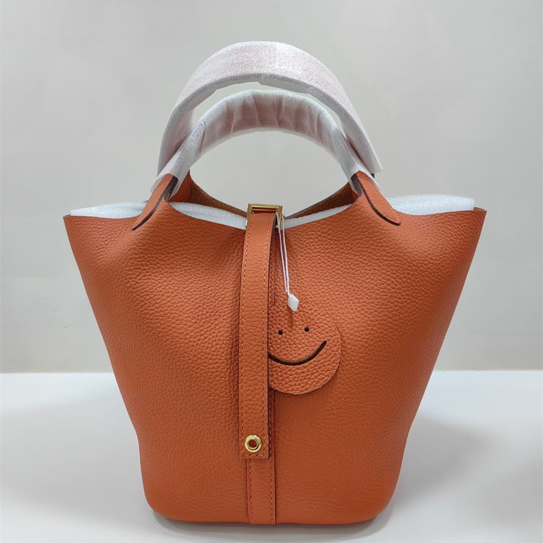 Bolso tipo cesta de cuero con diseño de dos colores, estilo cubo