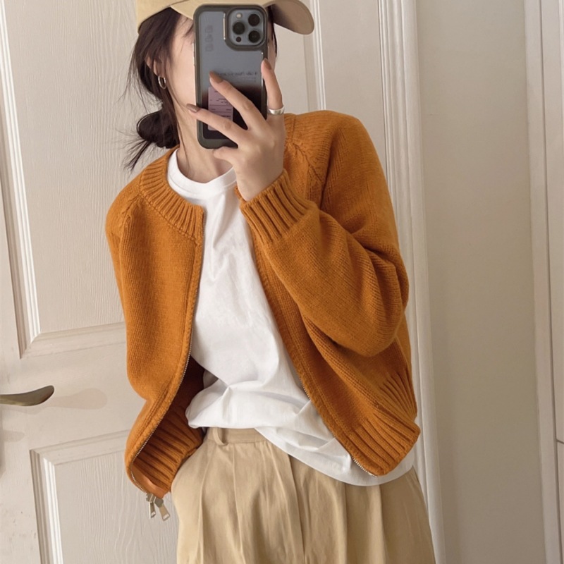Short solid color sweater with zipper