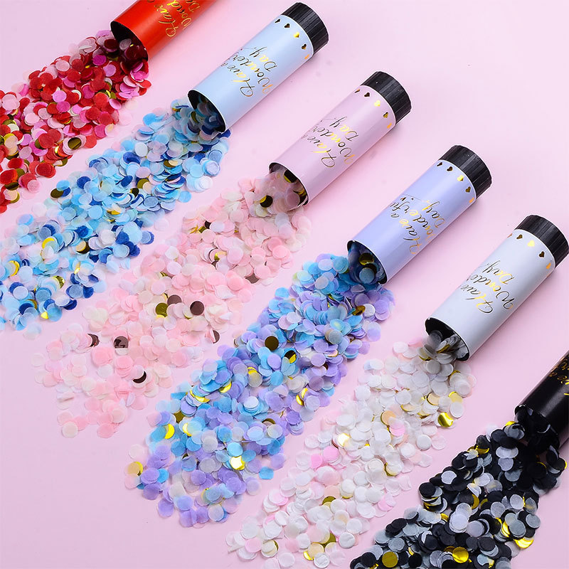 誕生日パーティーの噴花筒の花火の筒の小さい花火の結婚式は礼砲を持って押します。|undefined