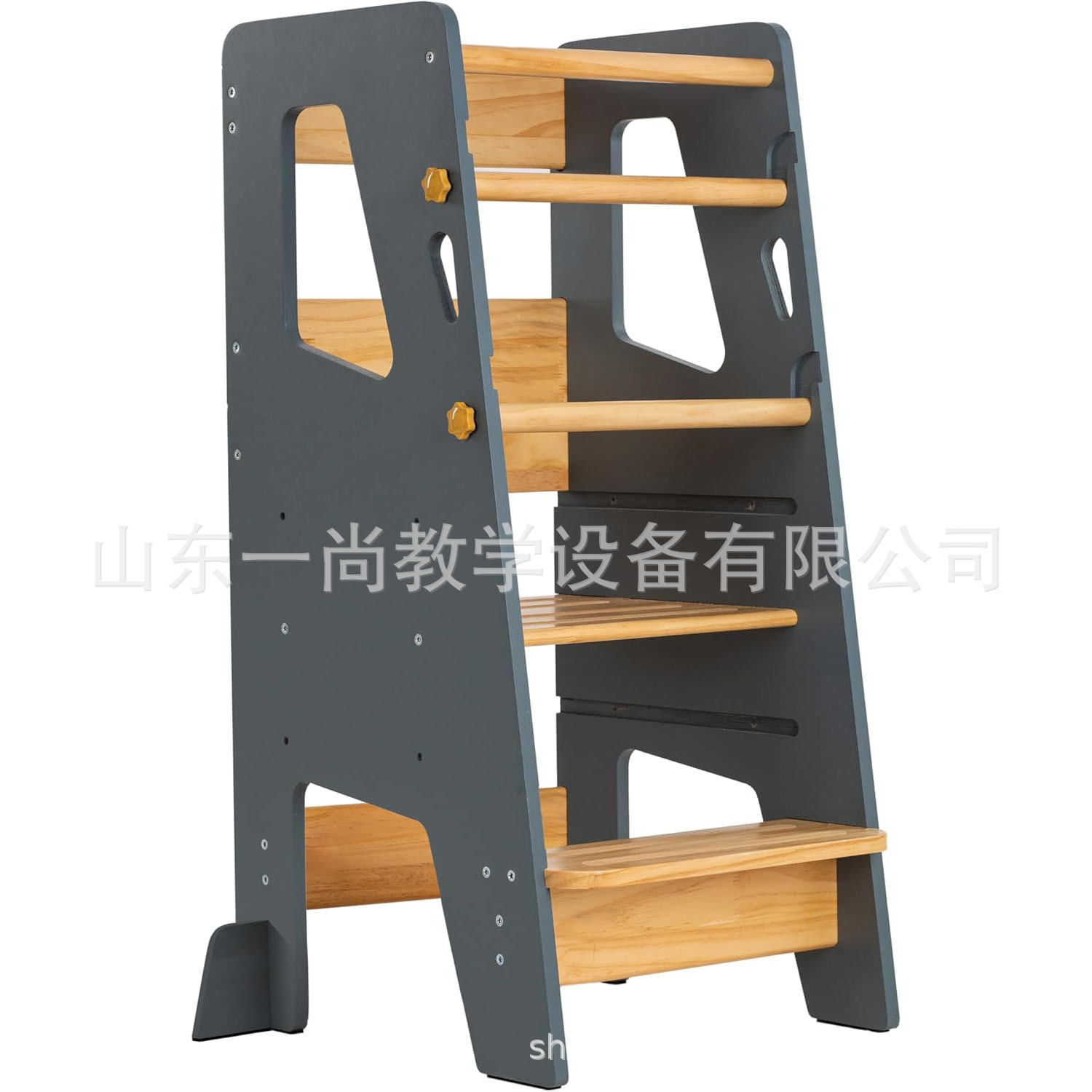 子供の手を洗う腰掛けの赤ちゃんの足は腰掛けを踏みます。