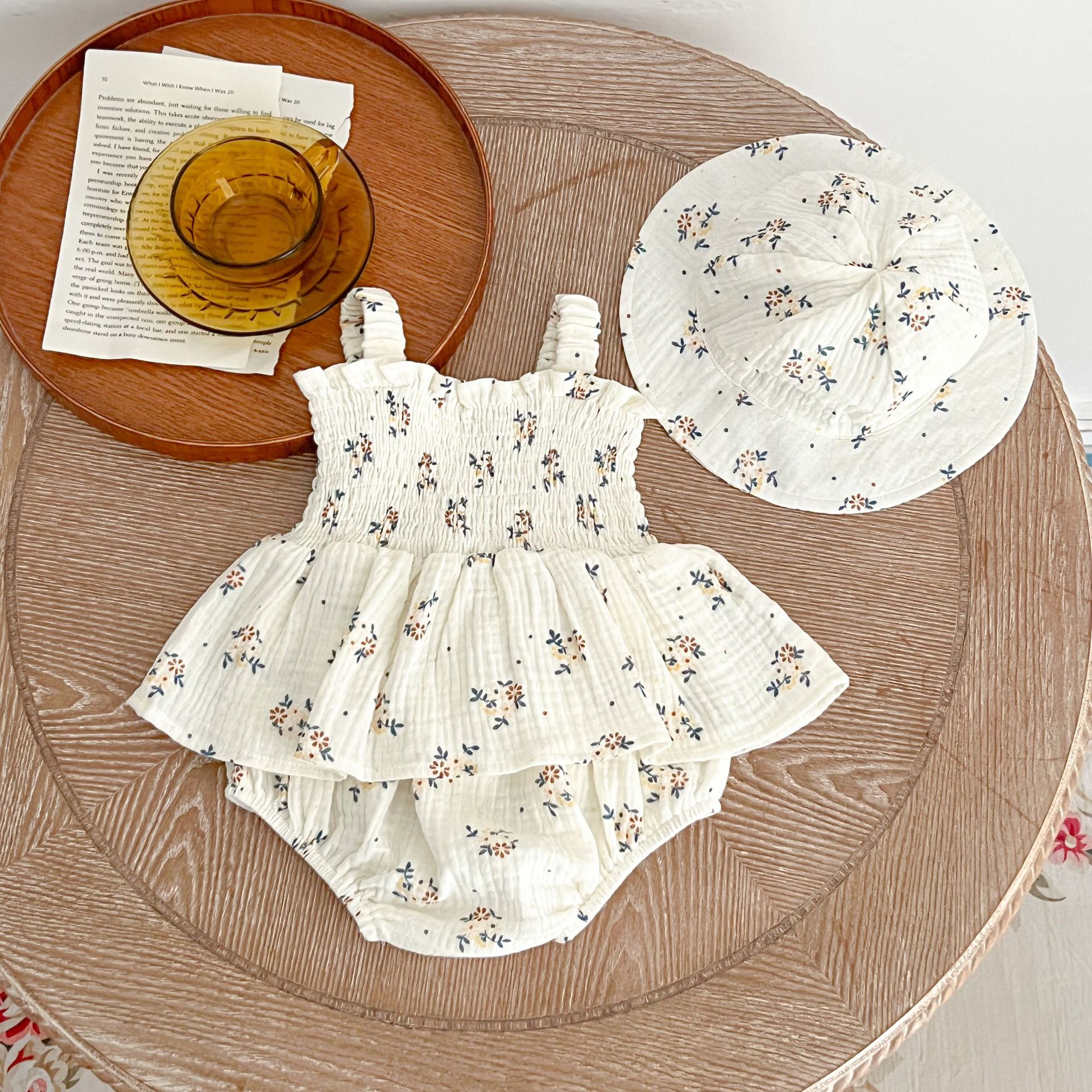 Ropa de verano de bebé de estilo coreano dulce floral mameluco vestido bebé niña sin mangas ropa 100-día banquete mameluco con sombrero