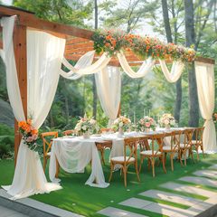 結婚式のカーテンが国境を越えた白い糸の屋外のカーテンの装飾がパーティーの現場の背景のウェディングアーチの結婚ガーゼを配置する