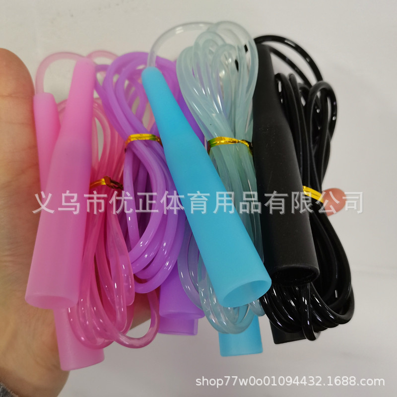 무작위로 혼합된 색상의 간단한 줄넘기