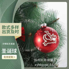 赤い明るいクリスマスのガラスのボールの彩色のハンギングボールのクリスマスの装飾のボールのシーンは色のボールのクリスマスツリーのペンダントを配置します。