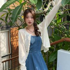 2025夏のサスペンダースカートの外にカーディガンの薄い新型のニットの女性の透かし彫りのブラウスの上着の日焼け止めのコートの女性を掛けます。