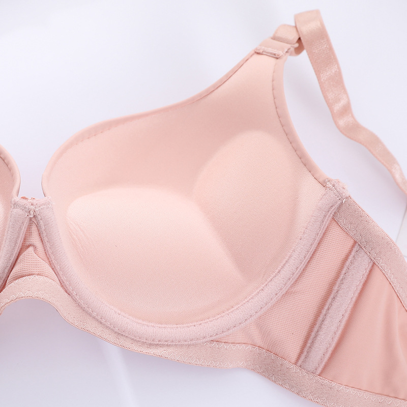 Fábrica de stock pequeño pecho grueso agrupado sujetador de acero anillo de acero ajustado tipo de ropa interior de mujer brillante sin marca sujetador