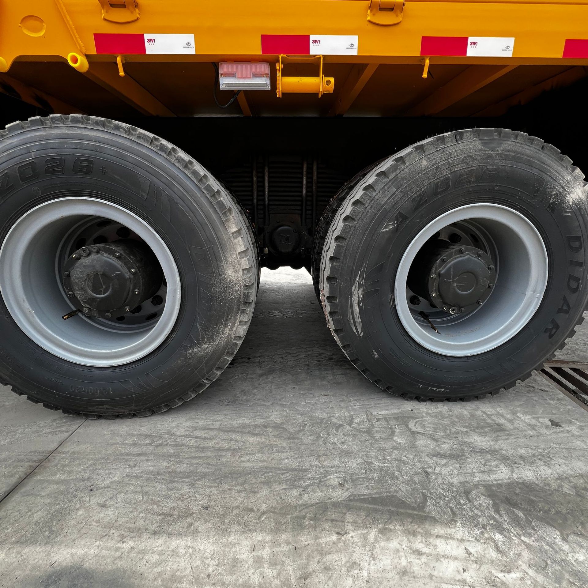Factory Exports Remanufactured Howo Heavy-Duty Tractors, Dump Trucks, Tow Trucks, Cranes, and Buses