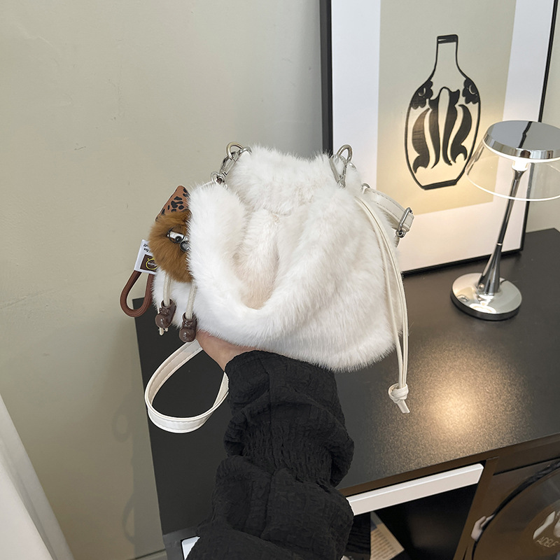 Otoño y invierno explosivo bolso peludo para mujeres 2026 nuevo bolso de mochila versátil súper caliente nicho bolso peludo bolso de cubo