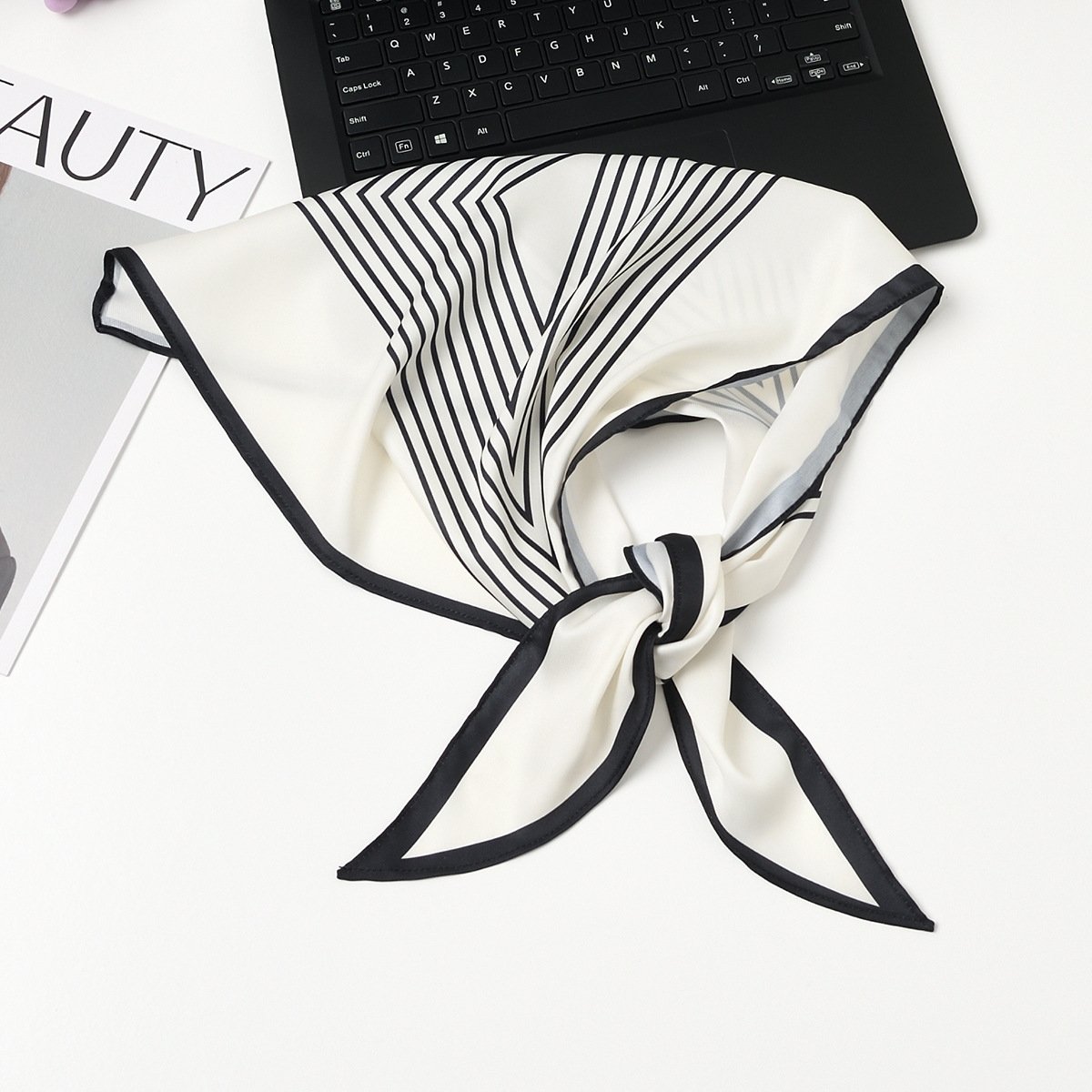 #225 삼각형 둥근 줄무늬 유백색 바닥