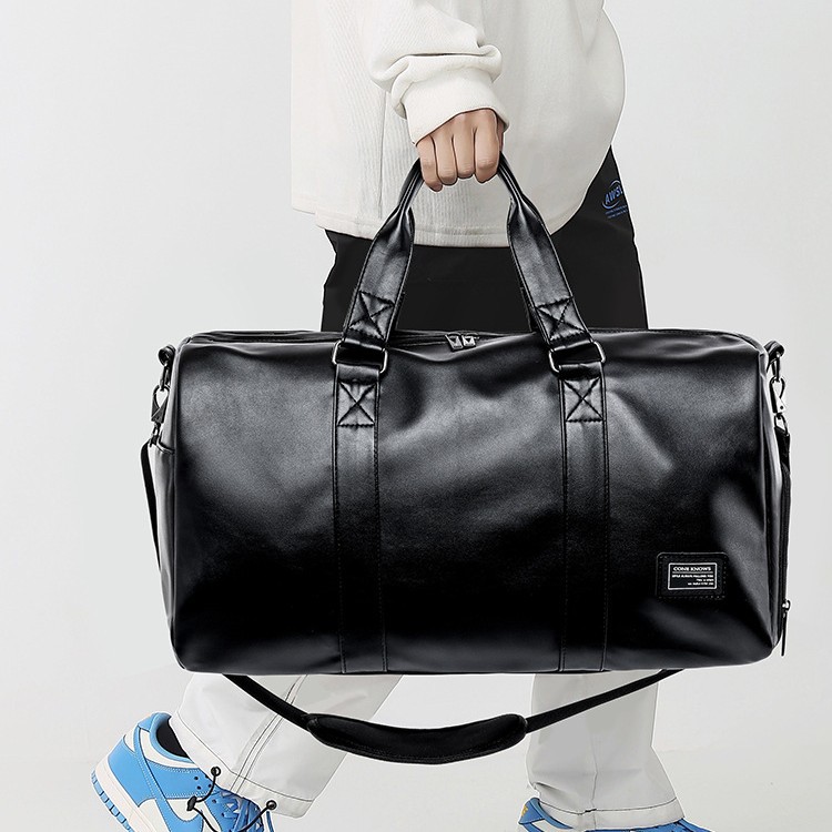 Sports bag wet and dry separation for training