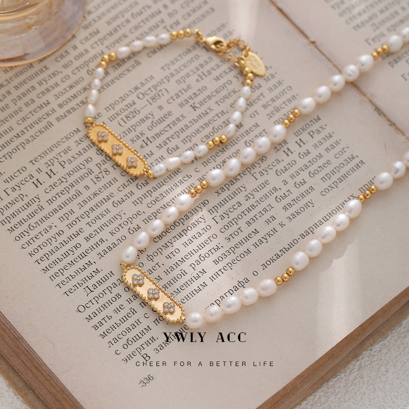 Sophisticated elegant fashionable universal jewelry with zircon
