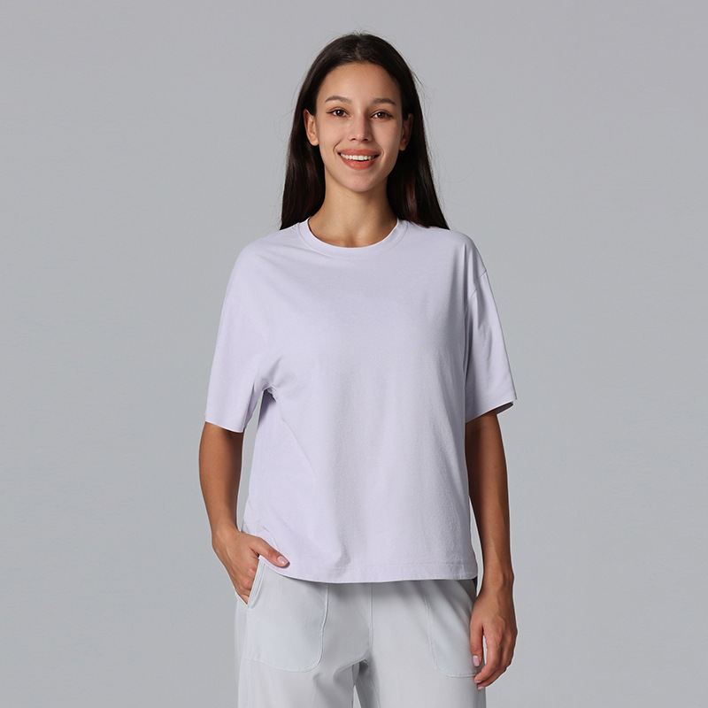 雲感丸首半袖tシャツの女性がゆったりした上着を開いています。|undefined