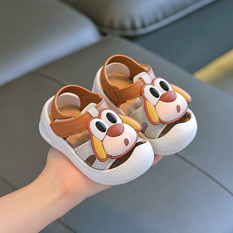 Cross-border wholesale children's 2025 new style sandals with closed toe, soft sole, non-slip, cartoon style, suitable for boys and girls, for outdoor wear.