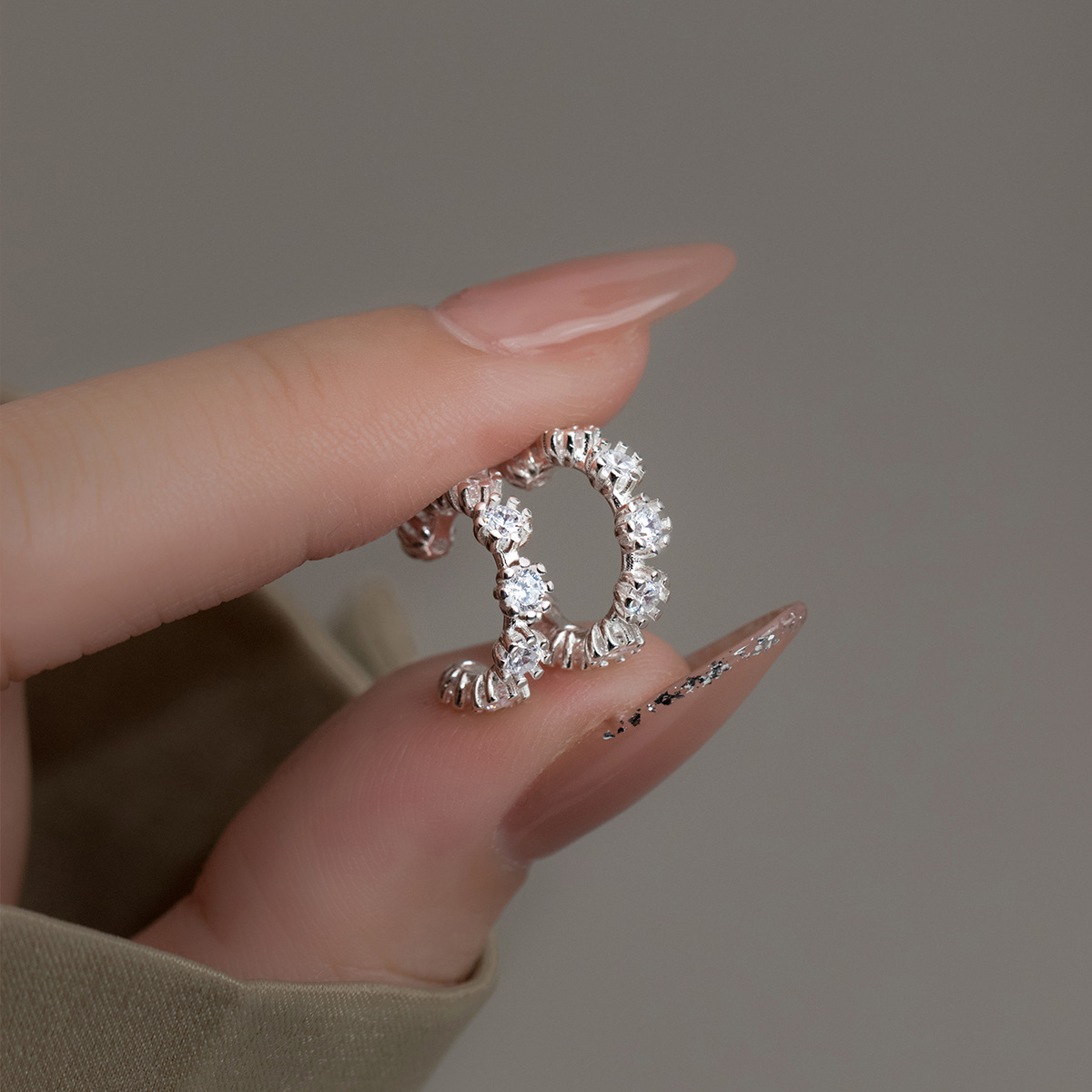 Aloch S925 clip de oreja de diamante redondo liso de plata de ley ins viento pequeño clip de hueso de oreja fresca joyería de oreja femenina M03137