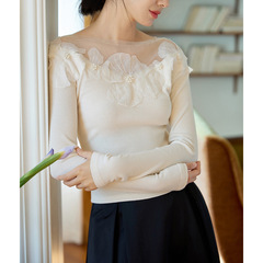 ベージュの網の紗は花の長袖のtシャツの上着の女性の秋のフランス式の復古の修身の気質の上着をつなぎ合わせます。