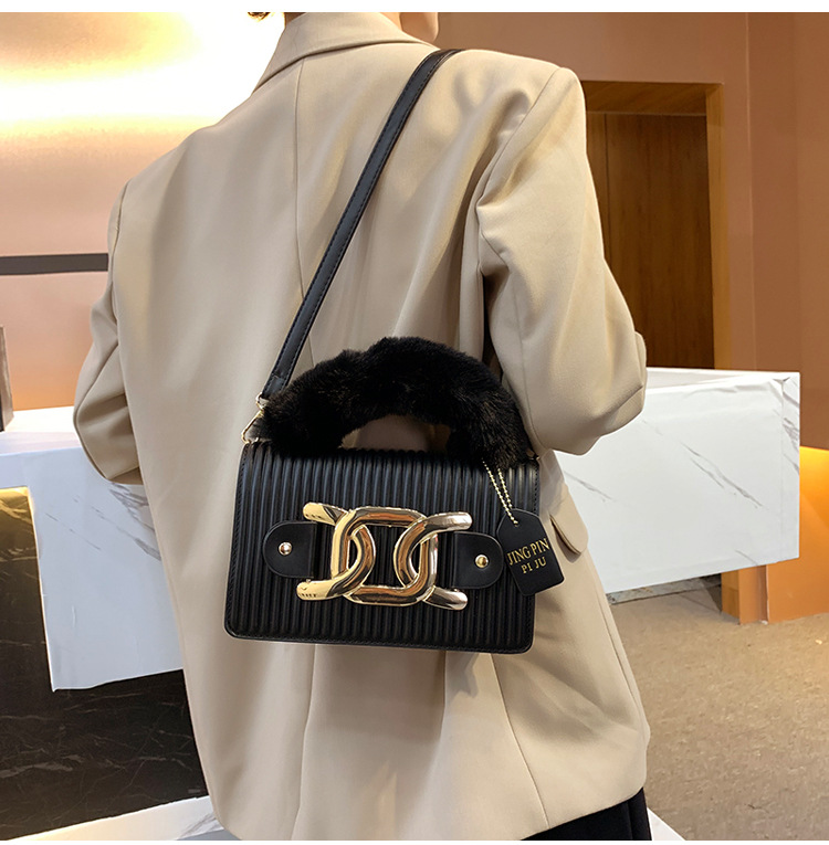 Autumn And Winter Plush Handbag Female 2021 New Retro Shoulder Messenger Handbag display picture 4