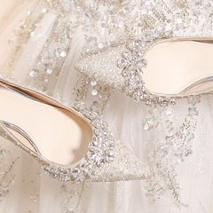 水晶の結婚の靴の女性の新婦の2025年の新型のフランスの尖った頭の細いとドリルの明るいウェディングのハイヒール