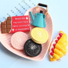 新しい午後のお茶はパンのチョコレートのビスケットの樹脂を注文して遊んでdiy冷蔵庫を遊んで部品を貼ります。