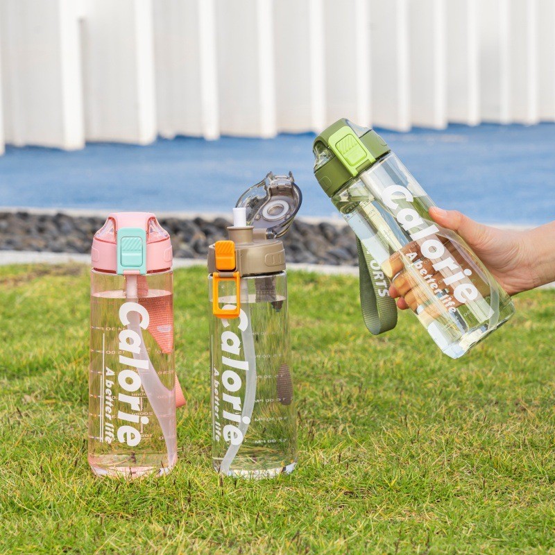 Yili tazas de agua deportivas tazas de plástico para estudiantes de escuela primaria 900ml nuevas tazas de paja portátiles para bebidas dobles para niños y niñas al aire libre