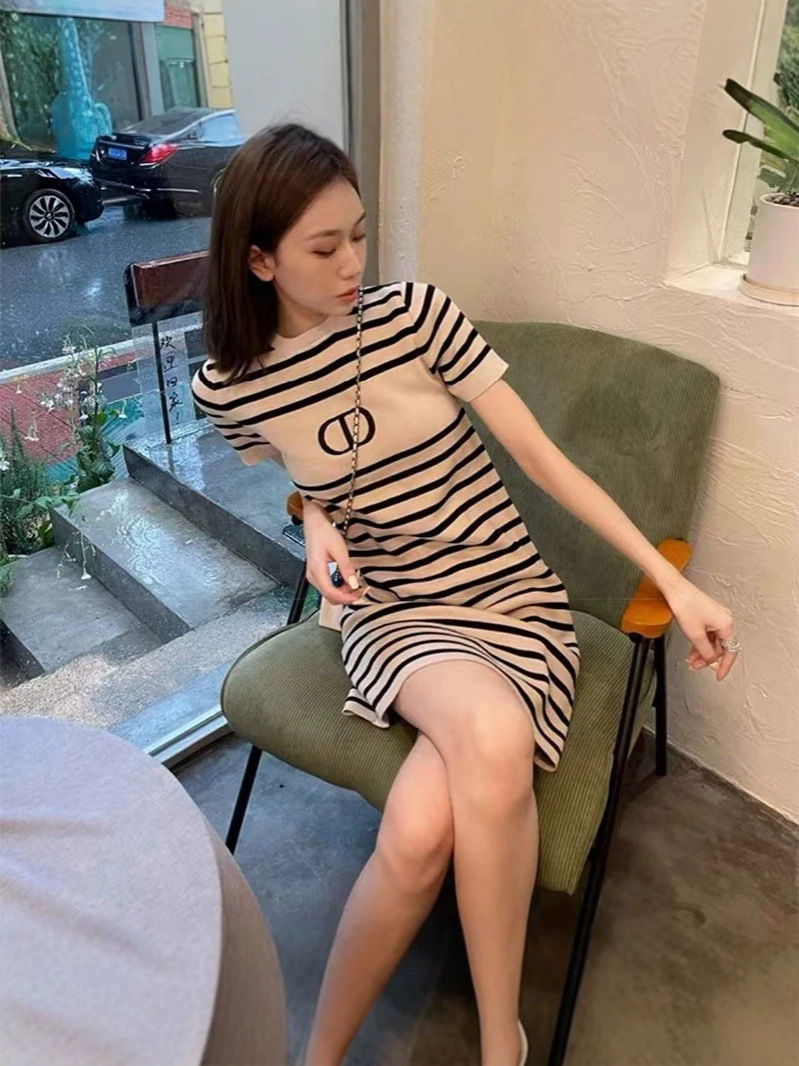 Đầm thun sọc nữ phong cách retro chic cổ điển tay ngắn — sọc