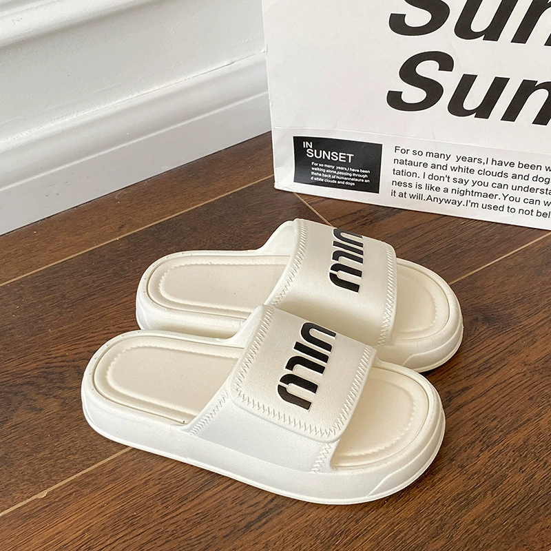 Сандалии на толстой подошве для женской летней верхней одежды, модный и элитный новый стиль, нескользящие французские тапочки на плоской подошве для выхода на улицу.