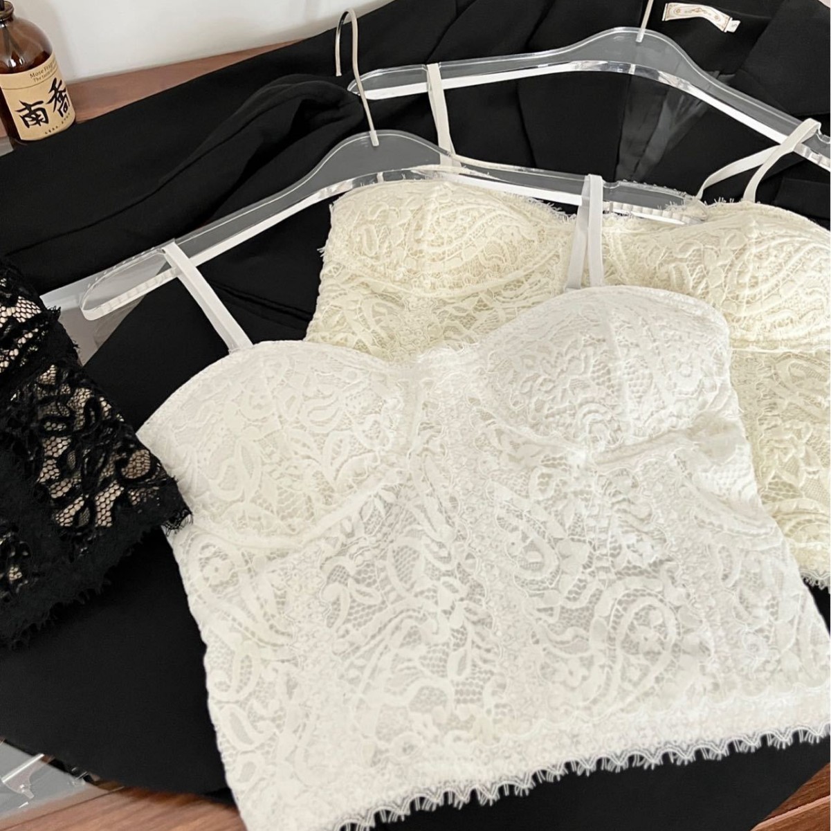 Nueva camisola de encaje francés para mujer con cojín fijo en el pecho, ropa interior libre, ropa interior exterior, chaleco delgado y versátil