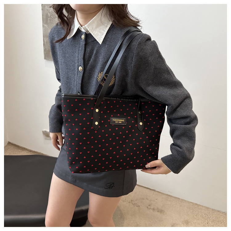 The 2024 new Korean-style tote bag with a college style is stylish, elegant and beautiful. It is a large-capacity single-shoulder and underarm commuter handbag undefined