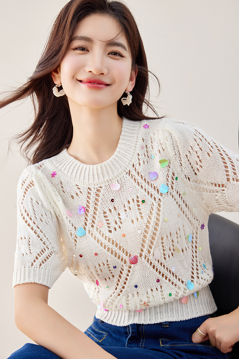 Cute summer short sleeve T-shirt with a round collar