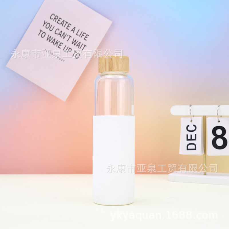 Fabricante suministro de copas de vidrio de alta borosilicina de bambú cubierta de vidrio de automóvil doméstico taza de bebida directa con cubierta de silicona taza de regalo al por mayor