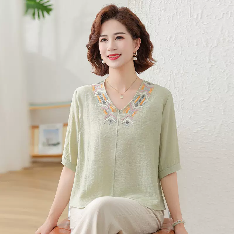 小个子妈妈夏装棉麻衬衫中袖小衫中老年女刺绣圆领宽松大码套装新