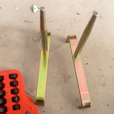 Car Engine Cylinder Head Bracket, Engine Upper Cover Bracket, Engine Repair Special Fixing Bracket, Auto Repair Tool (Mühərrik alətləri) - a-pair-of-yellow-cylinder-head-brackets