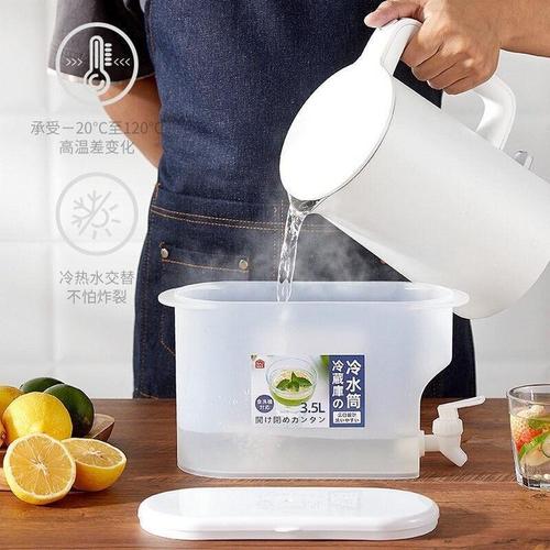 Modern and simple cold water kettle with its own faucet. Lemonade and fruit drink kettle can be placed in the refrigerator household plastic bucket.