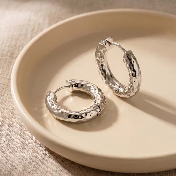 Cross-border best-selling hammered C-shaped earrings, fashionable and versatile, non-fading, women's 316 stainless steel stud earrings and hoops, available for wholesale