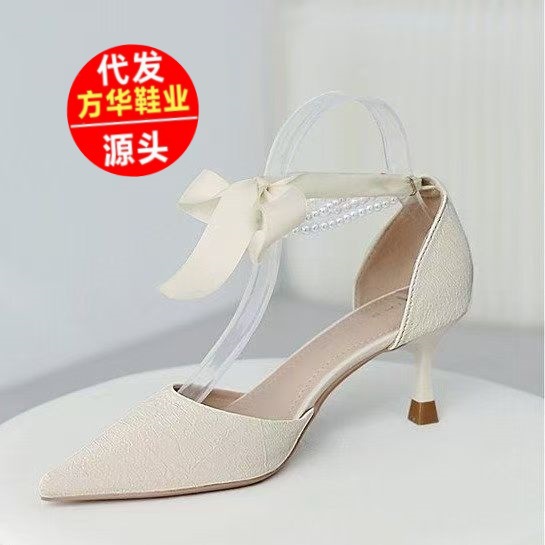Zapatos franceses fragrantes para mujeres 2026 nuevos sandalias de perlas de arco puntiagudo temperamento de una palabra de hadas tacones altos