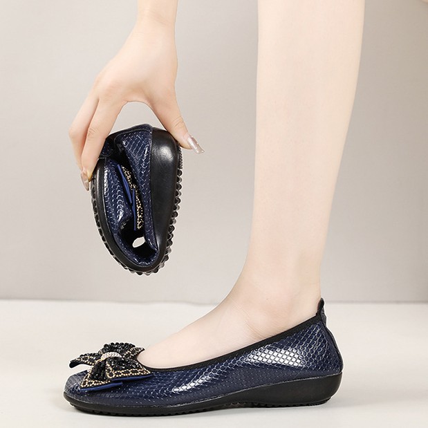2026 verano nuevo diamante cómodo con suela suave perezoso un pie de arco de arco de arco negro simple zapatos profesionales negros