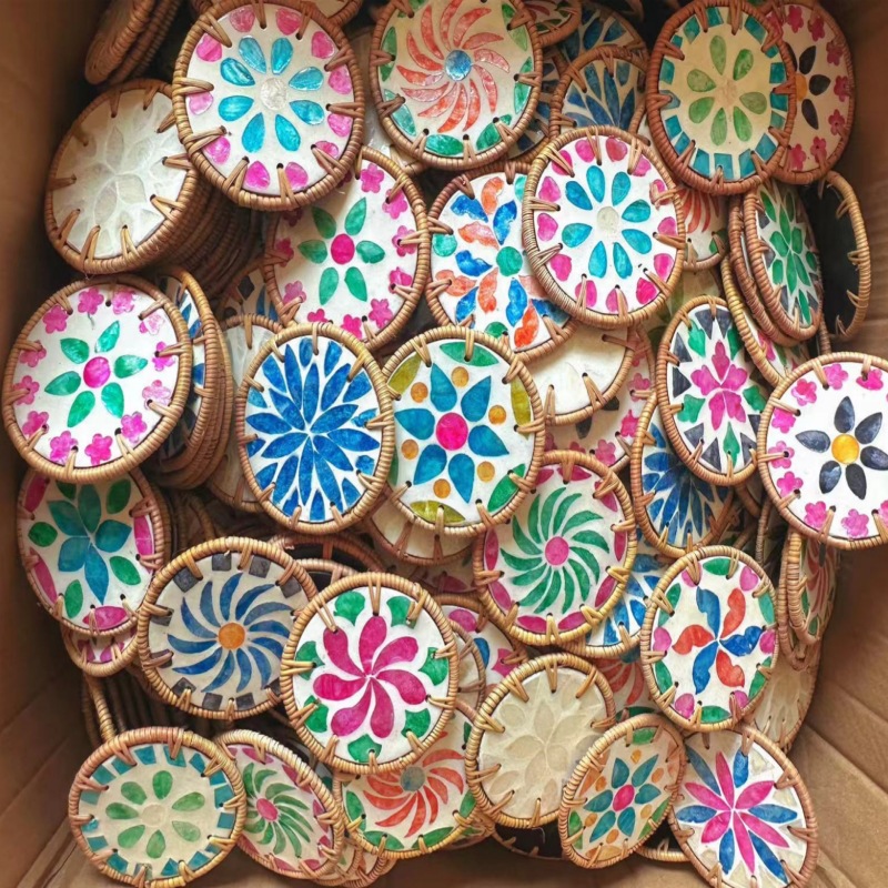 무작위로 배포된 패턴의 라탄 정교하게 짜여진 다채로운 쉘 원형 10cm 코스터 단일 조각