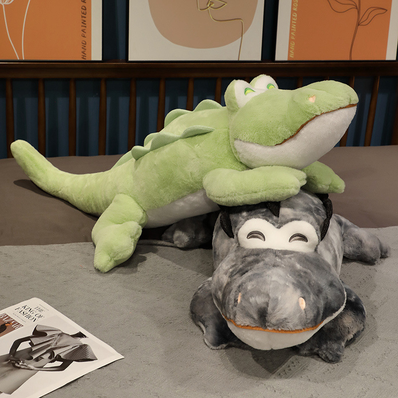 新款眯眯眼鳄鱼公仔可爱鳄鱼抱枕毛绒玩具女生睡觉长条枕现货批发