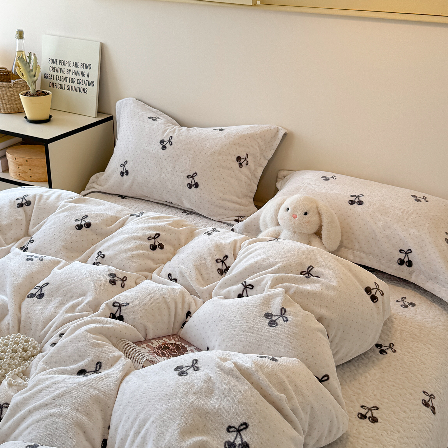 Soft and Cozy~ Winter Milk Velvet Bed Cover Four-Piece Set, Thickened and Fleece-Lined for Warmth, Coral Fleece 3-Piece Bedding Set with Duvet Cover