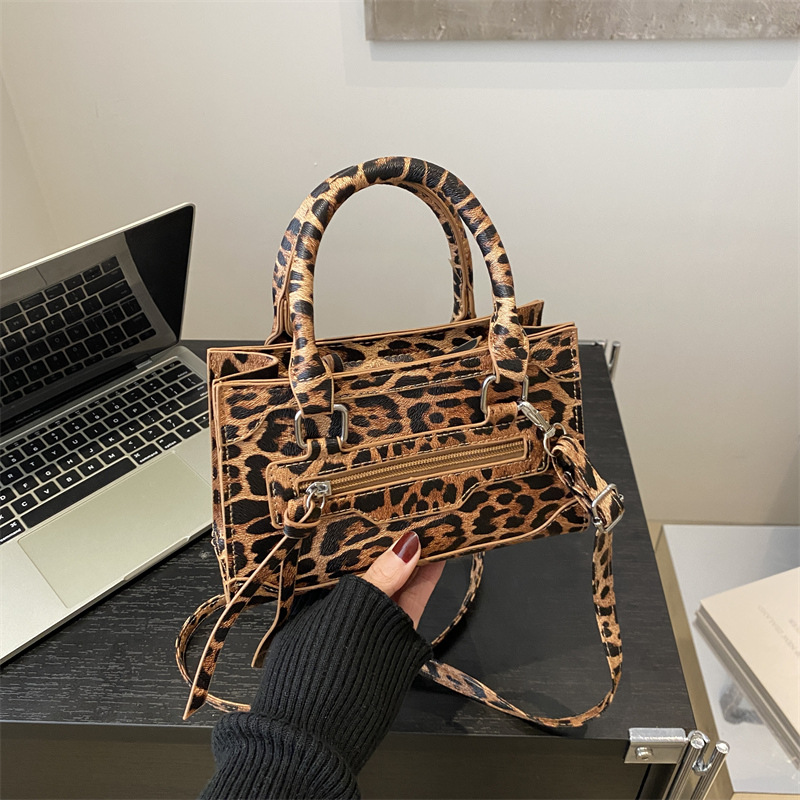 Bolso de moda leopardo en línea 2024 nuevo bolso de invierno pequeño bolso de invierno de mujer universal nicho bolso de mano