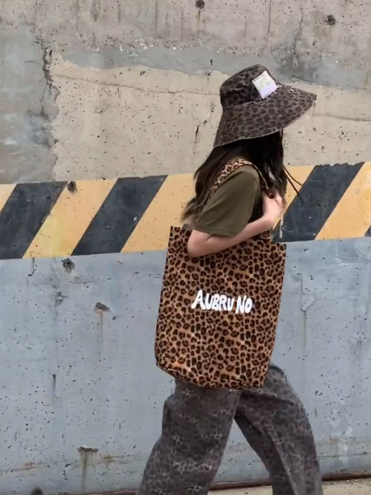 2024 Autumn/Winter Casual Versatile Canvas Panther Pattern Shopping Single Shoulder Handbag Underarm Bag New Trendy_voghion.com