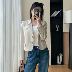 2025年と秋の新型女性の韓国版の小さいスーツのコートの気質はショートタイプの小さいスーツのコートの女性に似合います。