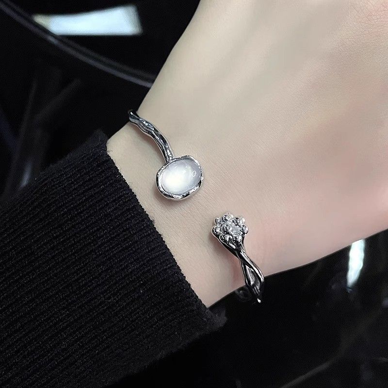 Flor Bud Moonstone pulsera abierta ins estilo frío personalidad alto sentido nicho diseño francés pulsera abierta para las mujeres