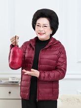 新款中老年女士羽绒服轻薄款胖妈妈装大码连帽宽松秋冬短外套