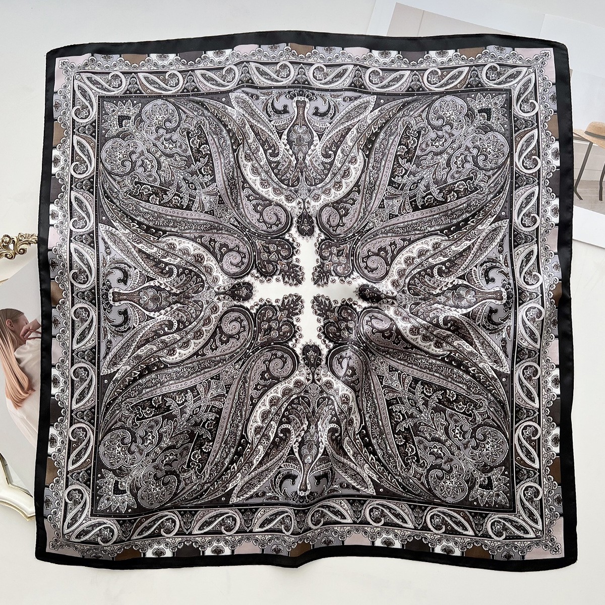 F1 — A2A60998-2 # 레트로 궁전 스타일의 블랙 엣지