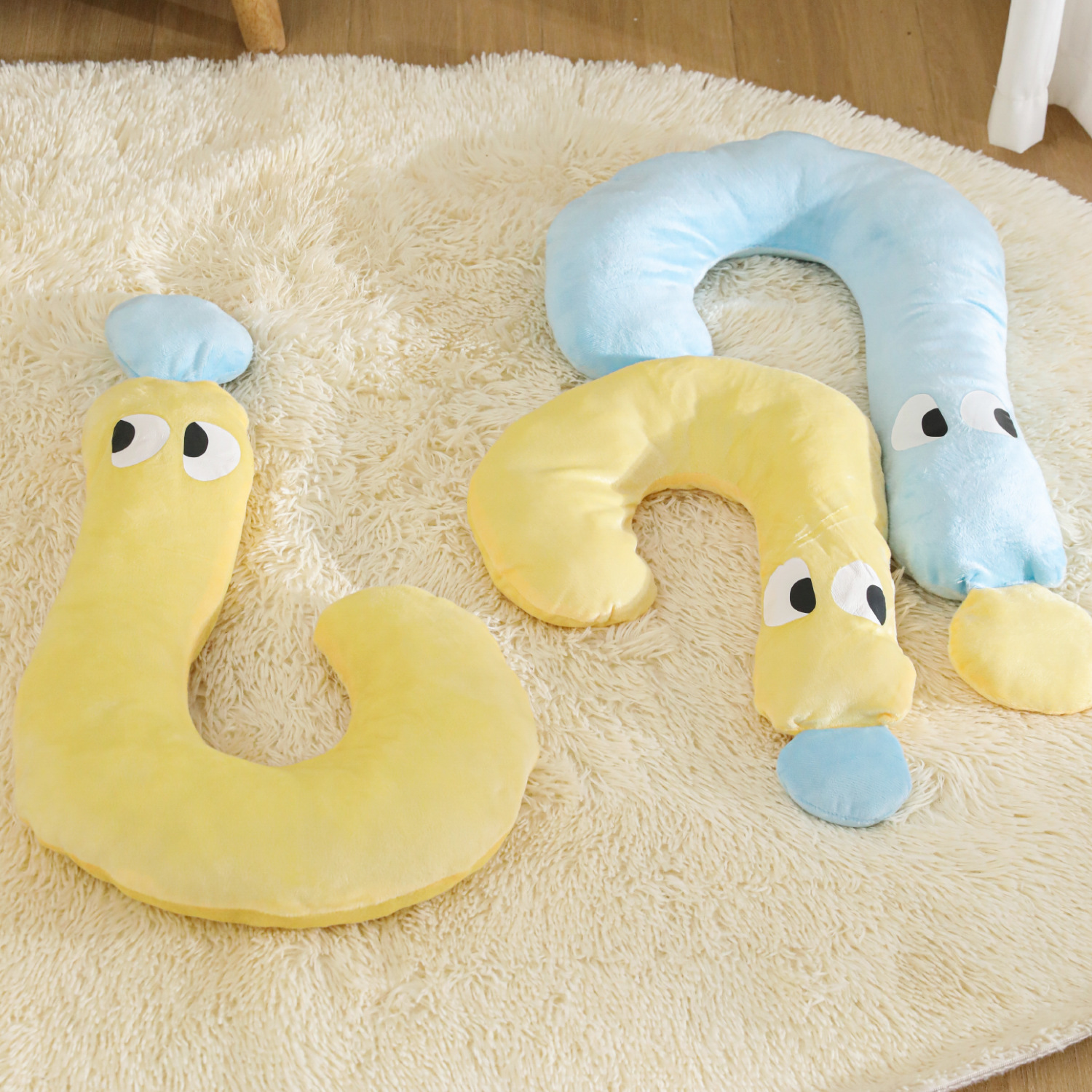 Almohada para perros Four Seasons Universal Big Eye Siser de interrogación Almohada para mascotas de felpa Protección para gatos Almohadilla para dormir cervical Fábrica al por mayor