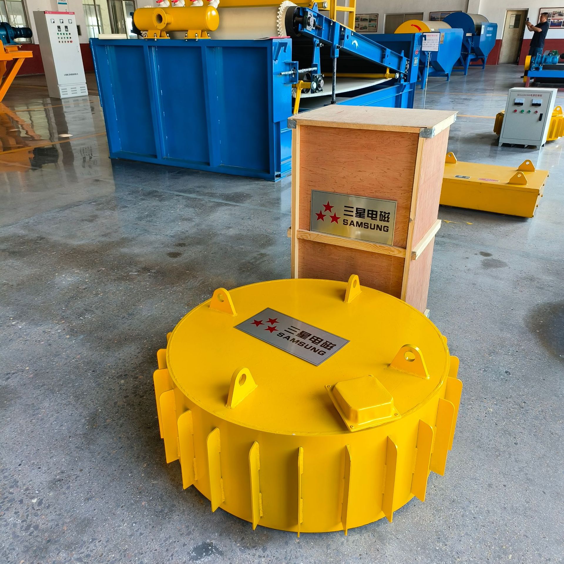 电磁：干式电磁除铁器输送机上方悬挂式物料除铁防尘防雨